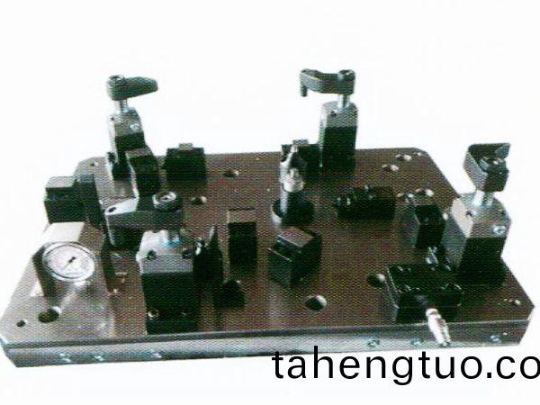 齒輪(lun)室(shi)罩(zhao)蓋液(ye)壓(ya)裌具(ju)